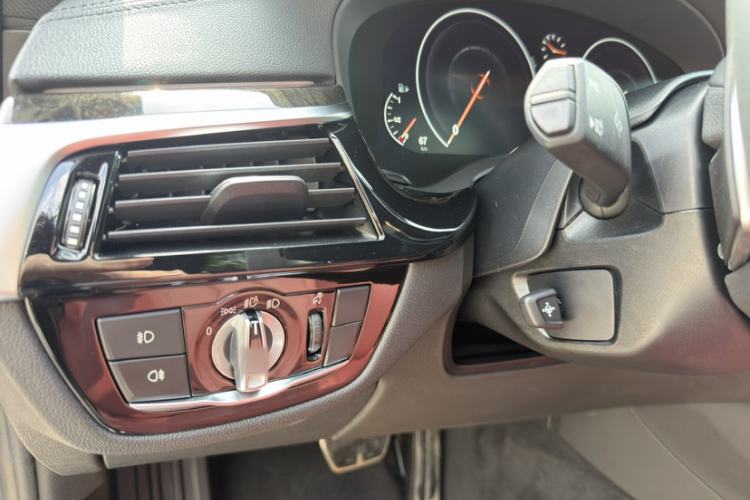 Used BMW 5 Series 2019 530Li Luxury Edition M Sport Package Interior 12