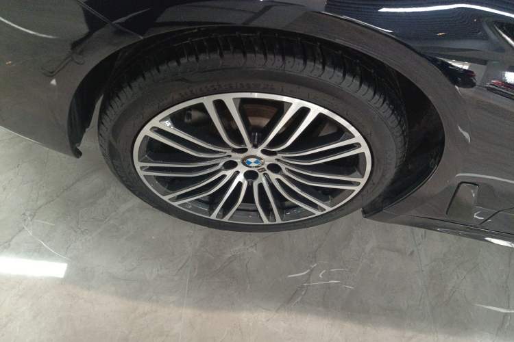 Used BMW 5 Series 2019 530Li Leading Model M Sport Package Left Front Wheel Hub
