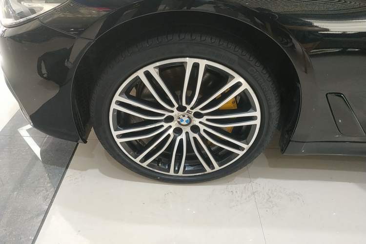 Used BMW 5 Series 2019 530Li Leading Model M Sport Package Left Front Wheel Hub
