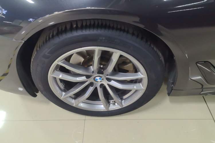 Used BMW 5 Series 2019 Restyled 525i M Sport Package Left Front Wheel Hub