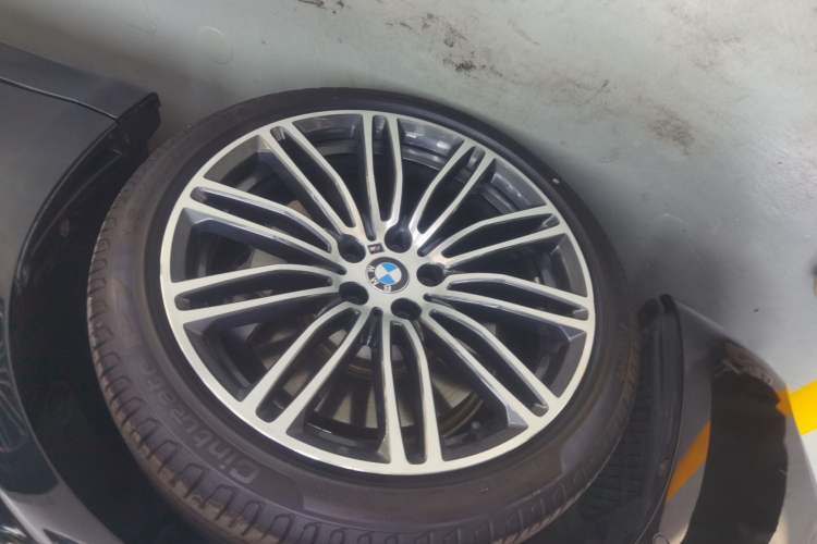 Used BMW 5 Series 2019 530Li Leading Model M Sport Package Left Front Wheel Hub