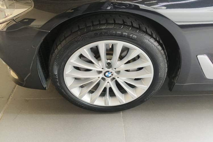 Used BMW 5 Series 2019 Facelifted 530Li Luxury Edition Premium Package Left Front Wheel Hub