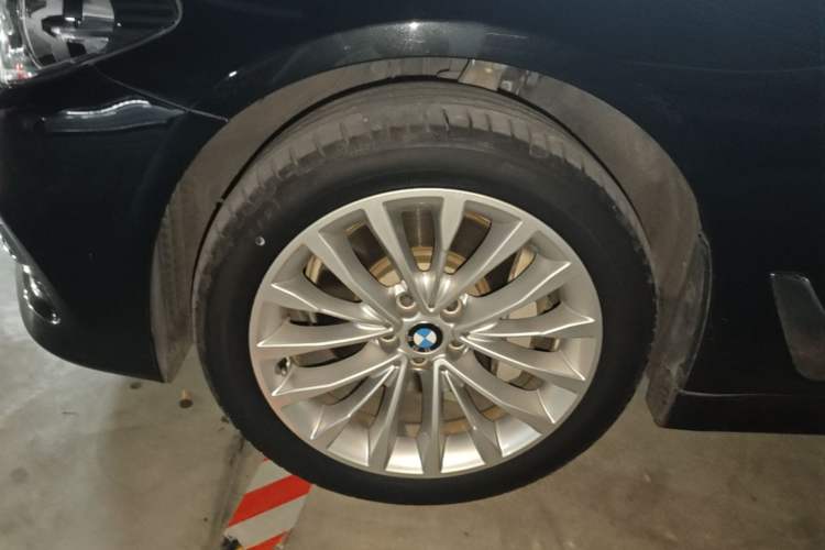 Used BMW 5 Series 2019 530Li xDrive Luxury Package Left Front Wheel Hub