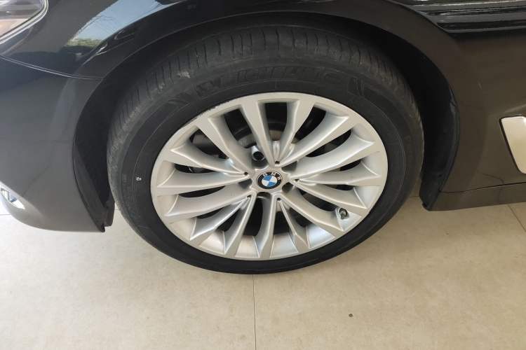 Used BMW 5 Series 2019 Facelifted 530Li Leading Edition Luxury Package Left Front Wheel Hub
