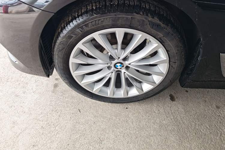 Used BMW 5 Series 2019 Facelifted 530Li Leading Edition Luxury Package Left Front Wheel Hub