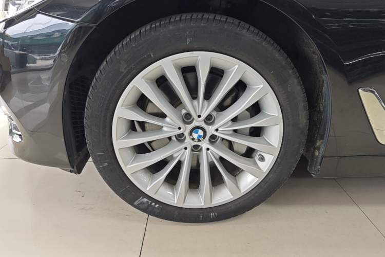Used BMW 5 Series 2019 Facelifted 530Li Luxury Edition Premium Package Left Front Wheel Hub