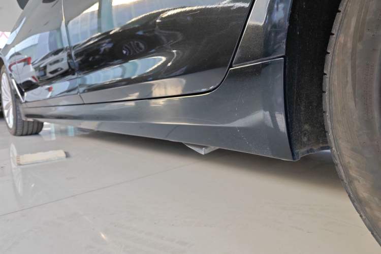 Used BMW 5 Series 2019 Facelifted 530Li Leading Edition Luxury Package Left Side Sill