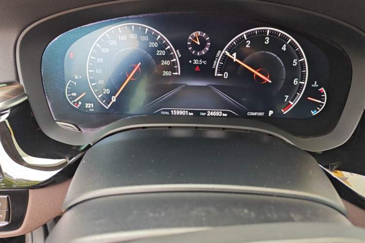 Used BMW 5 Series 2019 530Li Leading Model Luxury Package Odometer Close Up