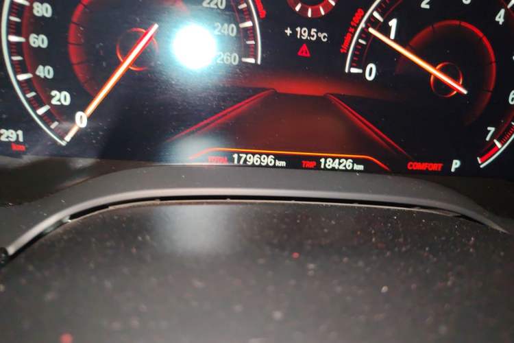 Used BMW 5 Series 2019 Facelifted 525Li Luxury Package Odometer Close Up
