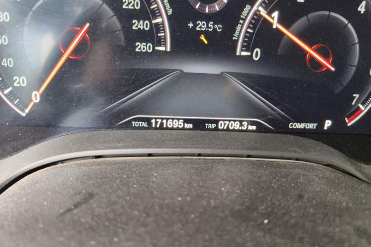 Used BMW 5 Series 2019 530Li Leading Model Luxury Package Odometer Close Up