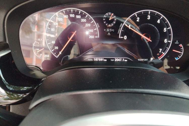 Used BMW 5 Series 2019 530Li Leading Model M Sport Package Odometer Close Up