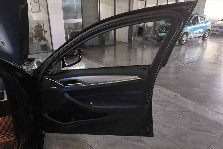Used BMW 5 Series 2019 525i M Sport Package Right Front Door Interior