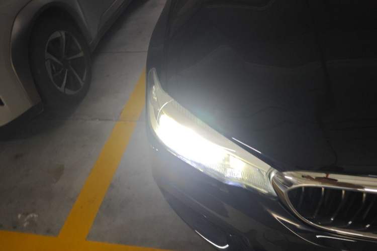 Used BMW 5 Series 2019 Facelifted 530Li Leading Edition M Sport Package Right Front Headlight