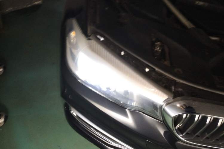 Used BMW 5 Series 2019 Facelifted 530Li Leading Edition Luxury Package Right Front Headlight