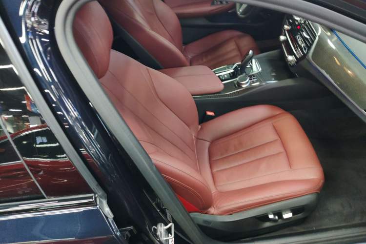 Used BMW 5 Series 2019 Facelifted 530Li Leading Edition M Sport Package Right Front Seat