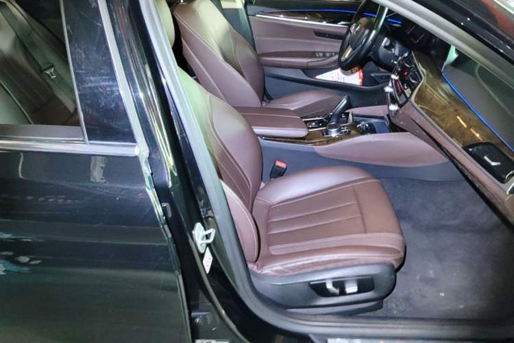 Used BMW 5 Series 2019 Facelifted 525Li Luxury Package Right Front Seat