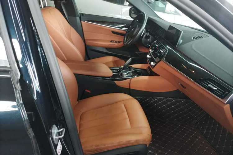 Used BMW 5 Series 2019 Facelifted 530Li Leading Edition M Sport Package Right Front Seat