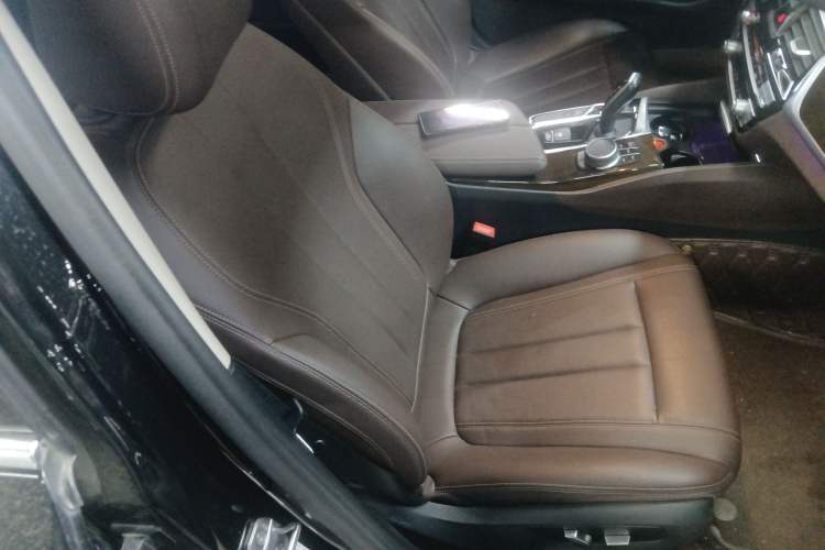 Used BMW 5 Series 2019 Facelifted 525Li Luxury Package Right Front Seat