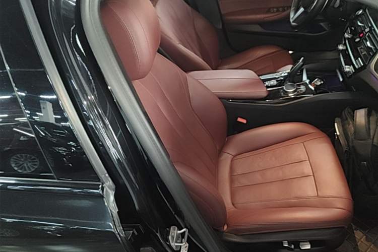 Used BMW 5 Series 2019 Restyled 530Li Luxury Edition M Sport Package Right Front Seat