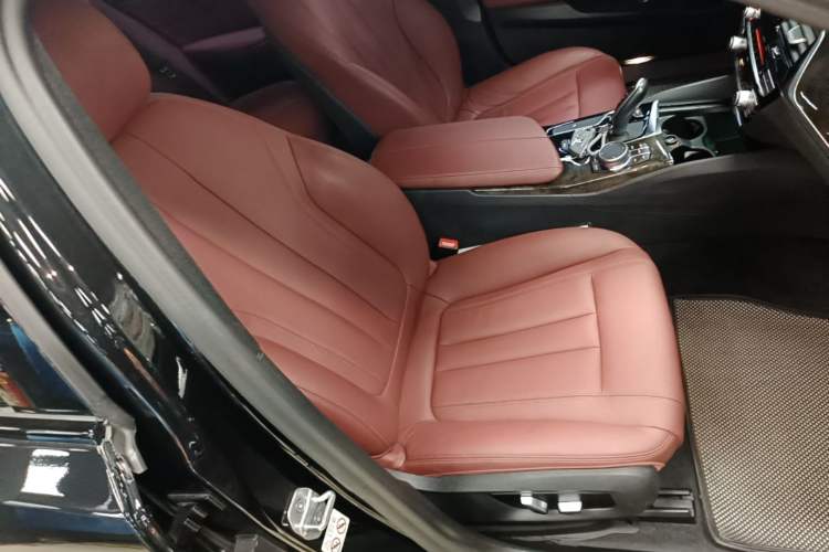 Used BMW 5 Series 2019 Facelifted 530Li Leading Edition M Sport Package Right Front Seat