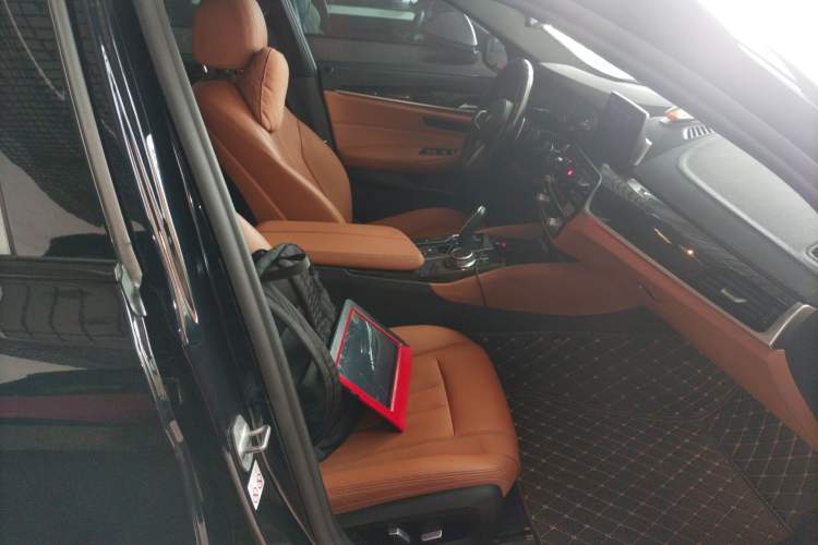 Used BMW 5 Series 2019 Facelifted 530Li Leading Edition M Sport Package Right Front Seat