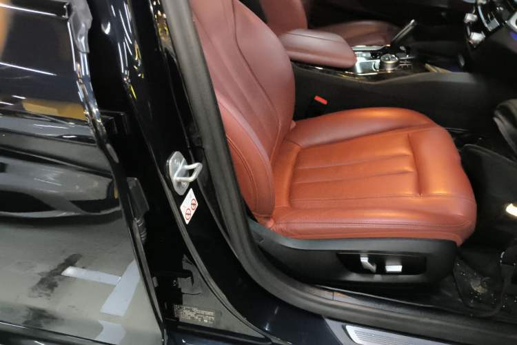 Used BMW 5 Series 2019 Facelifted 530Li Leading Edition M Sport Package Right Front Seat