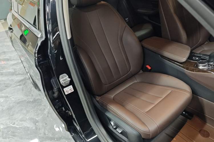 Used BMW 5 Series 2019 Facelifted 525Li Luxury Package Right Front Seat