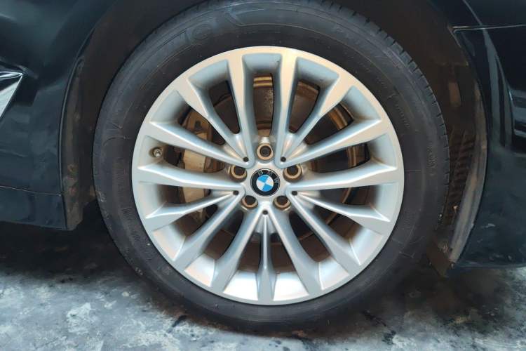 Used BMW 5 Series 2019 Facelifted 530Li Leading Edition Luxury Package Right Front Wheel Hub