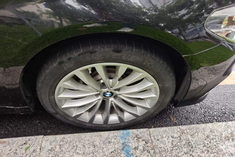 Used BMW 5 Series 2019 Facelifted 530Li Leading Edition Luxury Package Right Front Wheel Hub