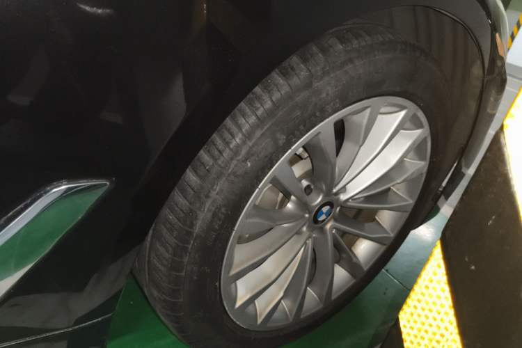 Used BMW 5 Series 2019 Updated 530Li xDrive Luxury Package Right Front Wheel Hub