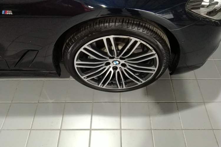 Used BMW 5 Series 2019 530Li Leading Model M Sport Package Right Front Wheel Hub
