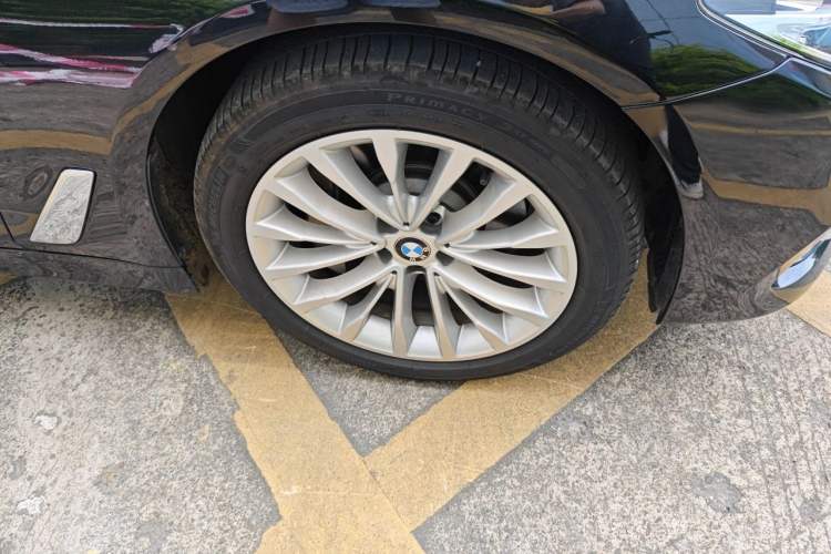 Used BMW 5 Series 2019 530Li Leading Model Luxury Package Right Front Wheel Hub