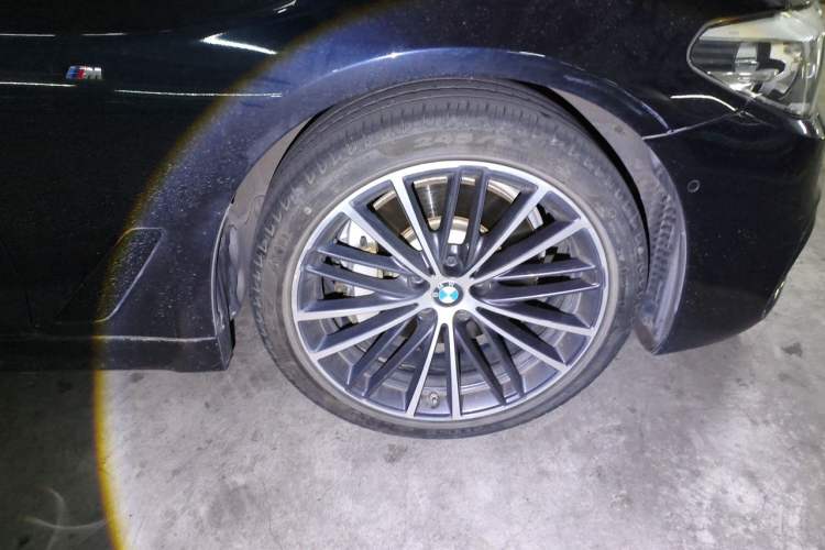 Used BMW 5 Series 2019 Facelifted 530Li Leading Edition M Sport Package Right Front Wheel Hub