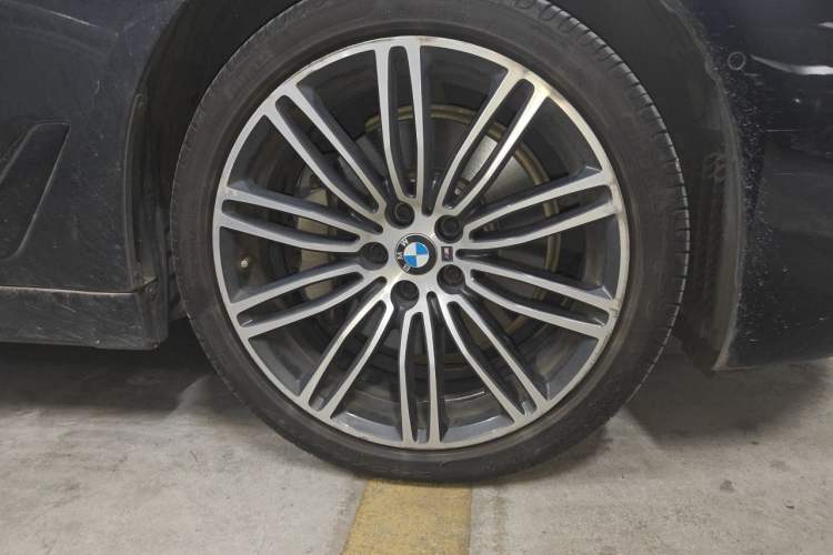 Used BMW 5 Series 2019 530Li Leading Model M Sport Package Right Front Wheel Hub