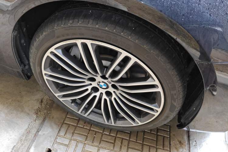 Used BMW 5 Series 2019 530Li Luxury Edition M Sport Package Right Front Wheel Hub