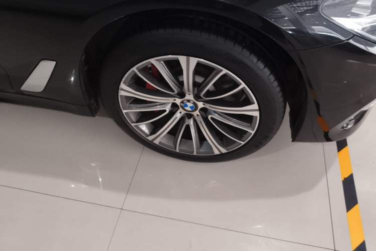 Used BMW 5 Series 2019 530Li Leading Model Luxury Package Right Front Wheel Hub