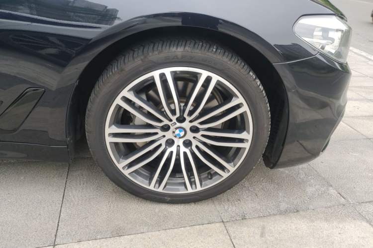 Used BMW 5 Series 2019 530Li Leading Model M Sport Package Right Front Wheel Hub