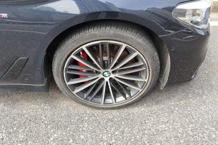 Used BMW 5 Series 2019 Facelifted 530Li Leading Edition M Sport Package Right Front Wheel Hub