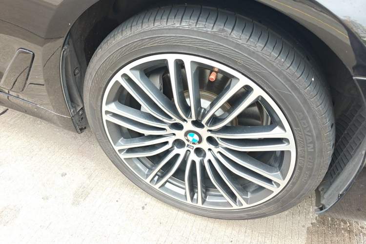 Used BMW 5 Series 2019 530Li Leading Model M Sport Package Right Front Wheel Hub