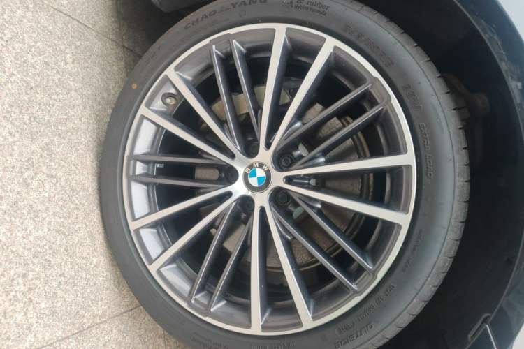 Used BMW 5 Series 2019 Facelifted 530Li Leading Edition M Sport Package Right Front Wheel Hub