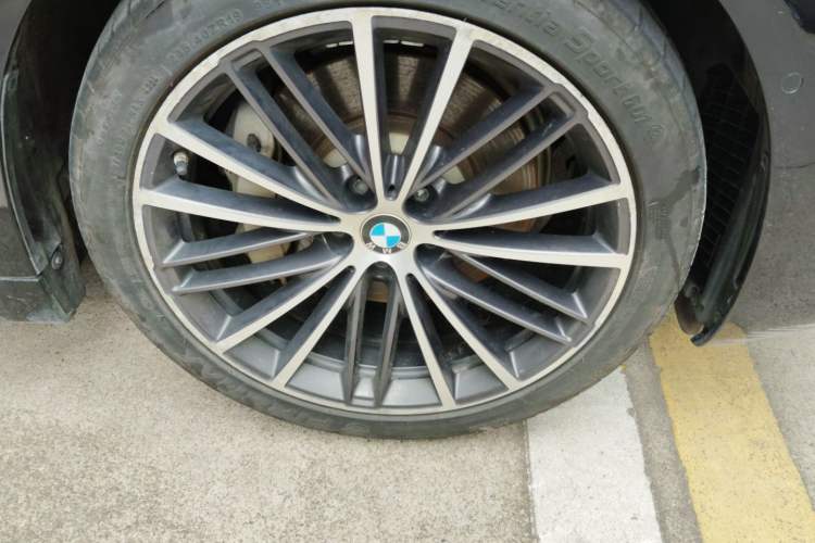 Used BMW 5 Series 2019 Restyled 530Li Luxury Edition M Sport Package Right Front Wheel Hub