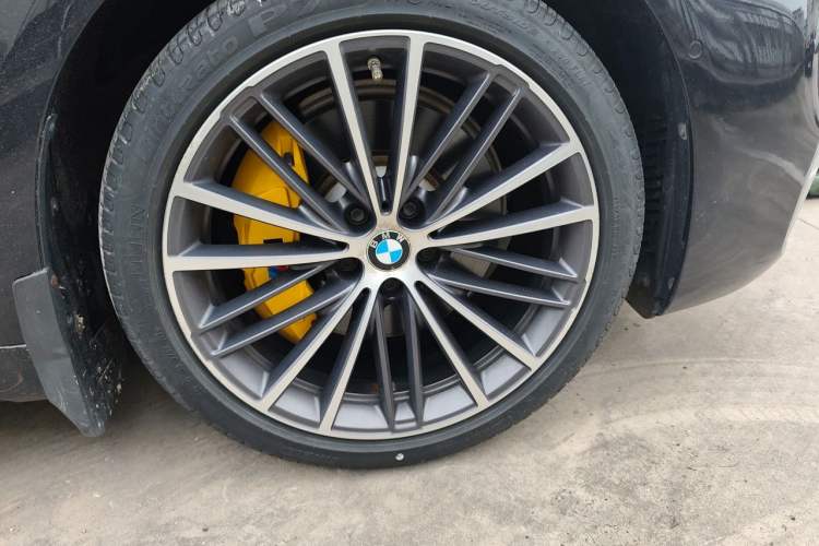 Used BMW 5 Series 2019 Facelifted 530Li Leading Edition M Sport Package Right Front Wheel Hub