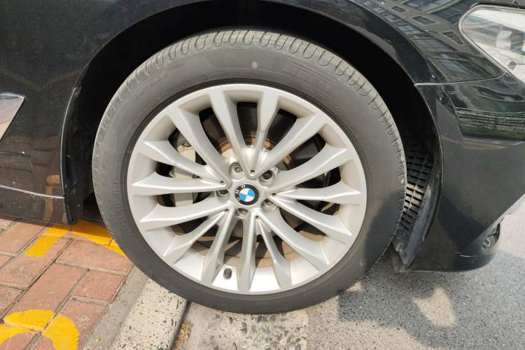 Used BMW 5 Series 2019 530Li Leading Model Luxury Package Right Front Wheel Hub