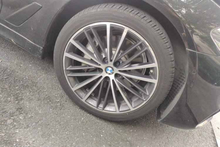 Used BMW 5 Series 2019 Facelifted 530Li Leading Edition M Sport Package Right Front Wheel Hub
