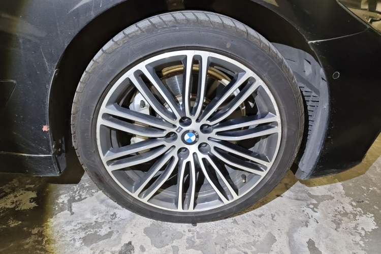 Used BMW 5 Series 2019 530Li Leading Model M Sport Package Right Front Wheel Hub