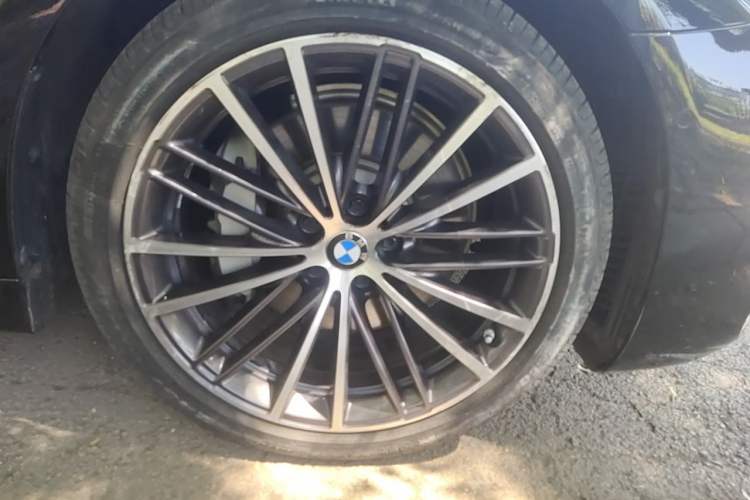 Used BMW 5 Series 2019 Restyled 530Li Luxury Edition M Sport Package Right Front Wheel Hub