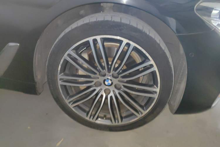 Used BMW 5 Series 2019 530Li Leading Model M Sport Package Right Front Wheel Hub