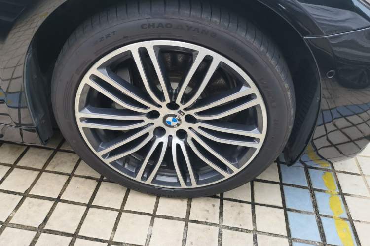Used BMW 5 Series 2019 530Li Luxury Edition M Sport Package Right Front Wheel Hub