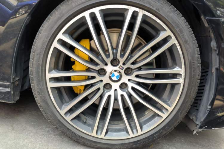 Used BMW 5 Series 2019 530Li Leading Model M Sport Package Right Front Wheel Hub