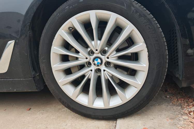 Used BMW 5 Series 2019 Facelifted 530Li Leading Edition Luxury Package Right Front Wheel Hub